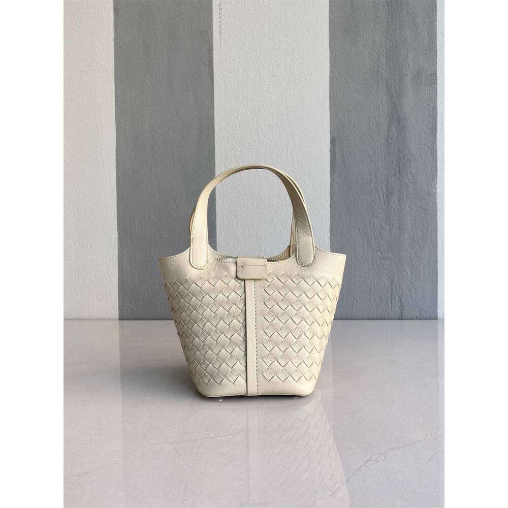 Designer Bag Tote Bag Shoulder Bag Top Layer Cowhide Handwoven Basket Stylish Fashion Niche Handheld Bucket Bag