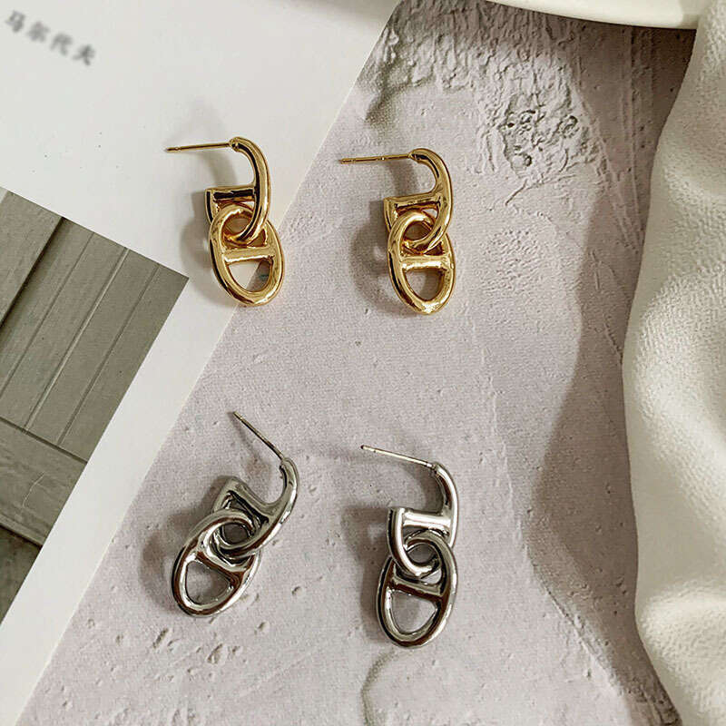 Metal Pig Nose gold Niche Design Japanese Style Hollow Geometric Oval Hoop Earrings 2023