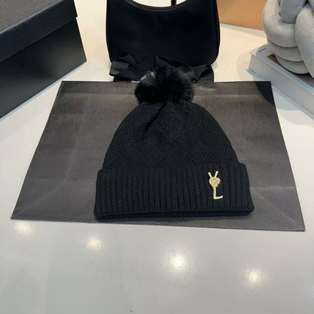 Designer beanie for women hat With fur balls winter knitted hats warm casual classic simple Fashion styles wool high-quality winter hatse essential for winter