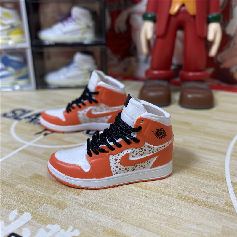 Creative Desk Decor Gift A Pair of Miniature Sneakers in Random Colors Basketball Shoe Ornament For Men Basketball Fan DIY Keychain Bag Accessory