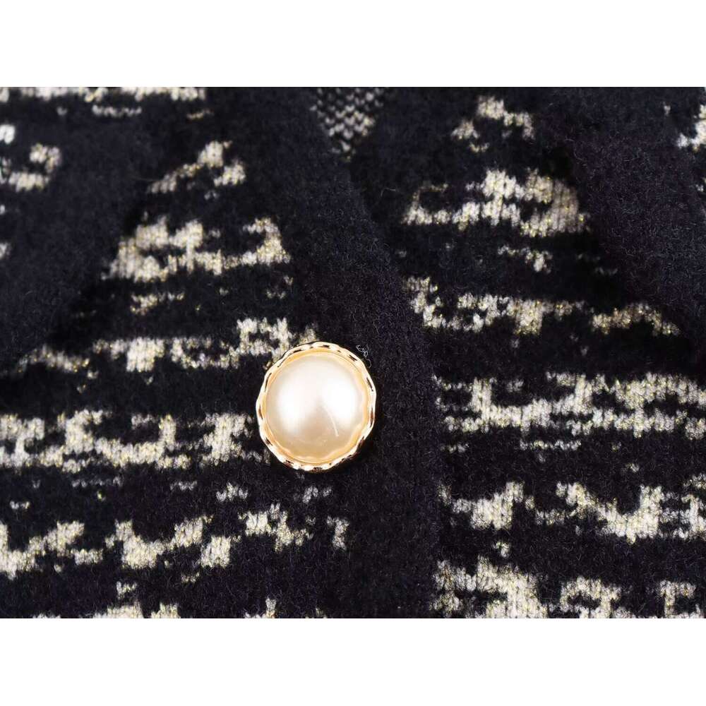 DHEssentials 2025 Autumn New French Style Chanel-inspired Gold Thread V-neck Wave Pattern Knitted Trim Sweater Jacket