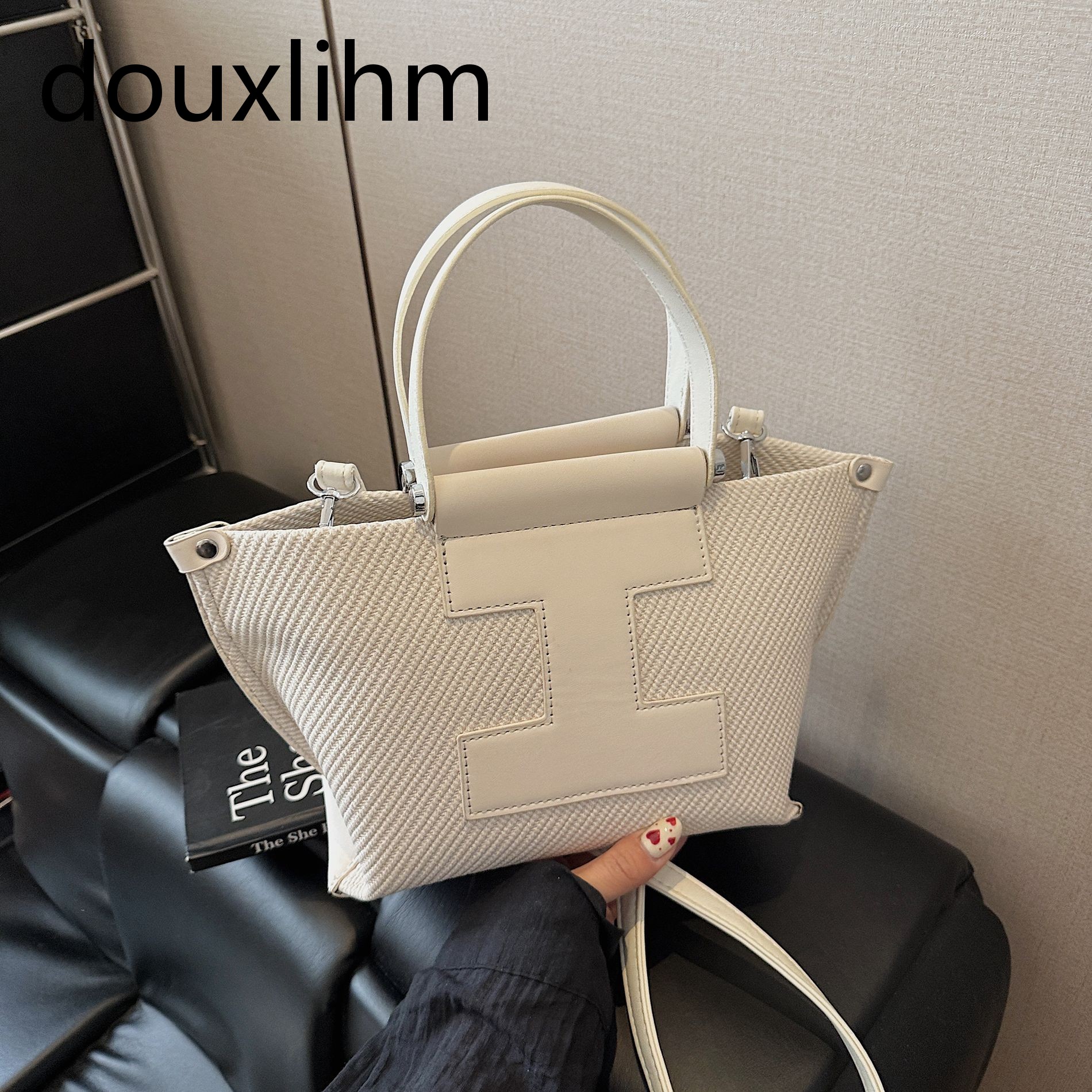 Free Shipping New Women Designer Handbag 2025 High-end Small Fragrance Style High-quality Shoulder Bag Crossbody Bag Outdoor Vacation Bag Dinner Dress
