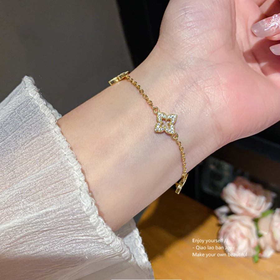 Gold - Toned Bracelet With Four - Leaf Pattern And Rhinestone Embellishments Delicate Daily & Elegant Jewelry Gift For Her High - Quality And Stylish 