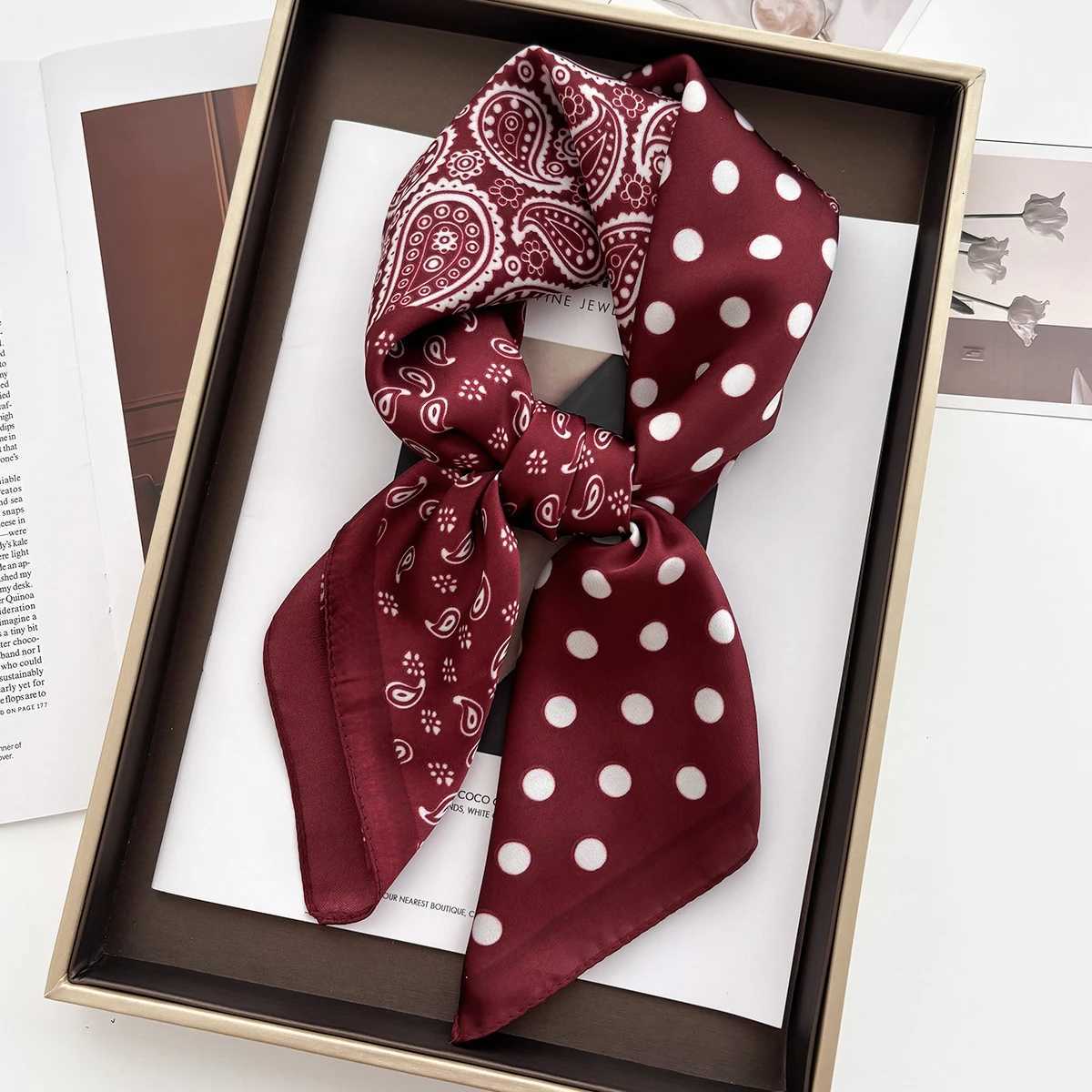 2024 SpringSummer Retro Horse Print Neckerchi 7070cm Green Square Scarf Wens Breathab Imitation Silk Bandan G250912