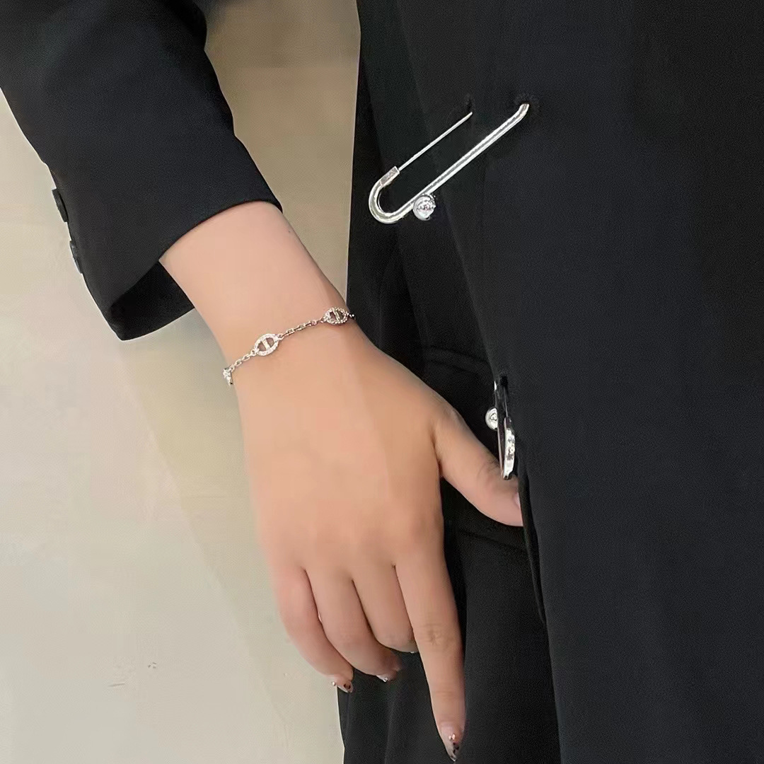 Jewellery High Quality Silver Toned Oval Motif Rhinestone Accent Bracelet for Daily Elegant Wear Gift Occasions Textured Stylish Accessory