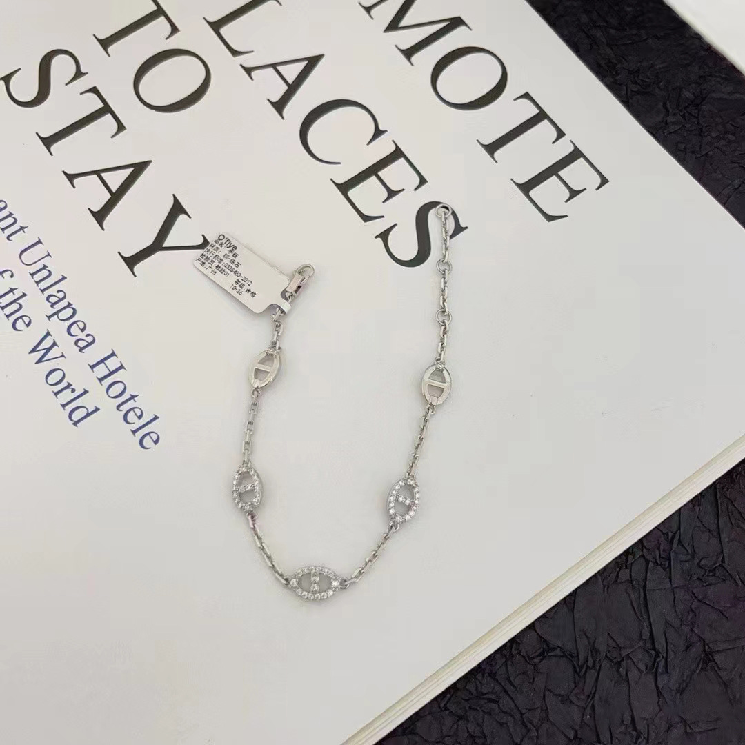 Jewellery High Quality Silver Toned Oval Motif Rhinestone Accent Bracelet for Daily Elegant Wear Gift Occasions Textured Stylish Accessory