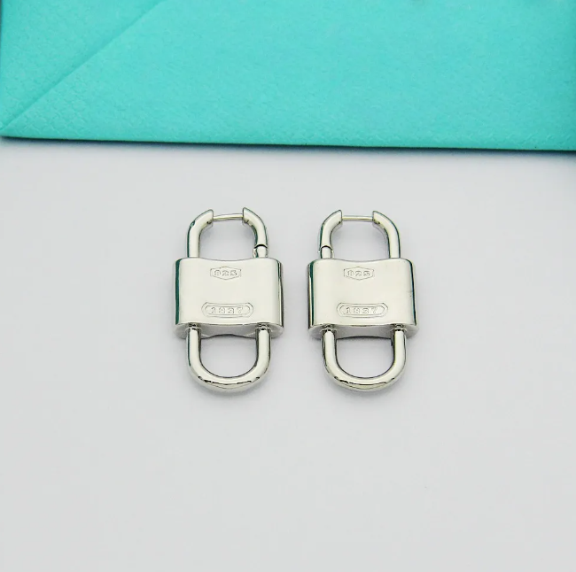 Hot Designer Heart Designer Luxury Jewelry Dia Letter Hoop Earrings Studs Classic Simple Lock Earring Sier Women C-shaped Drop Earrings Jewelry Gift