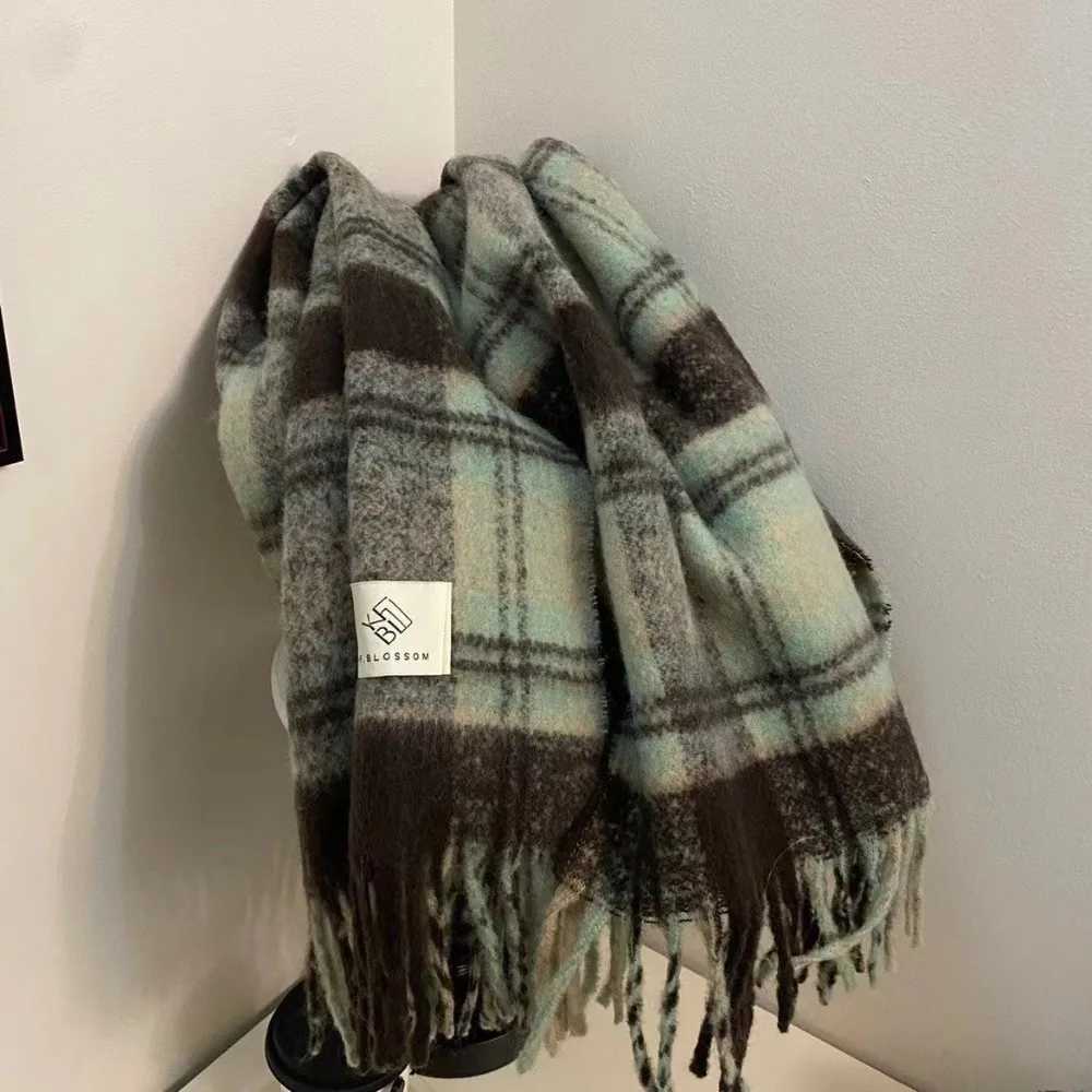 Autumn and Winter New Product Retro Atmosphere Coffee Color Plaid Scarf Mens and Wens en Mohair Enlarged Thicke Scarf G250912