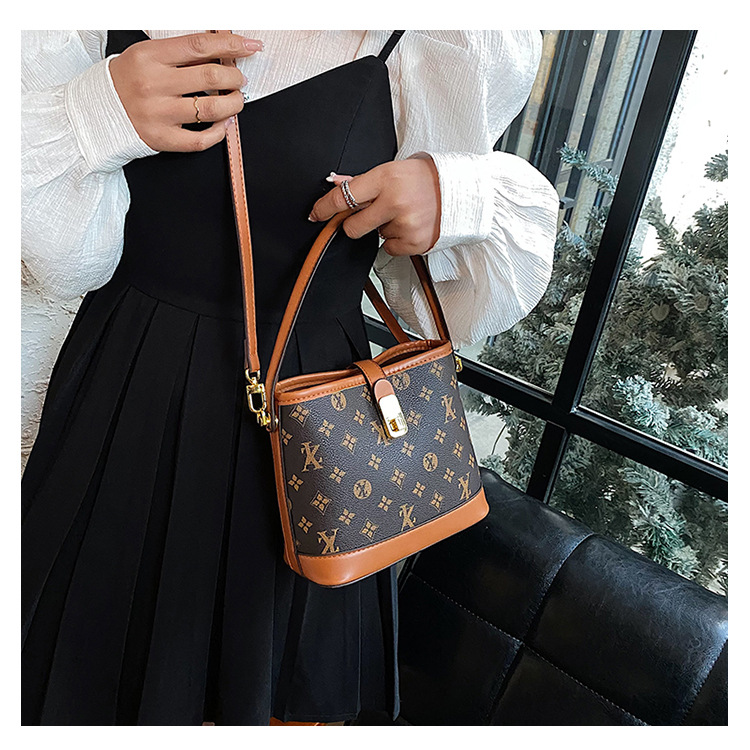 Autumn New Design Women Fashion Shoulder Bag Fashion Minimalist Premium Print Crossbody bag off-white coffee brown