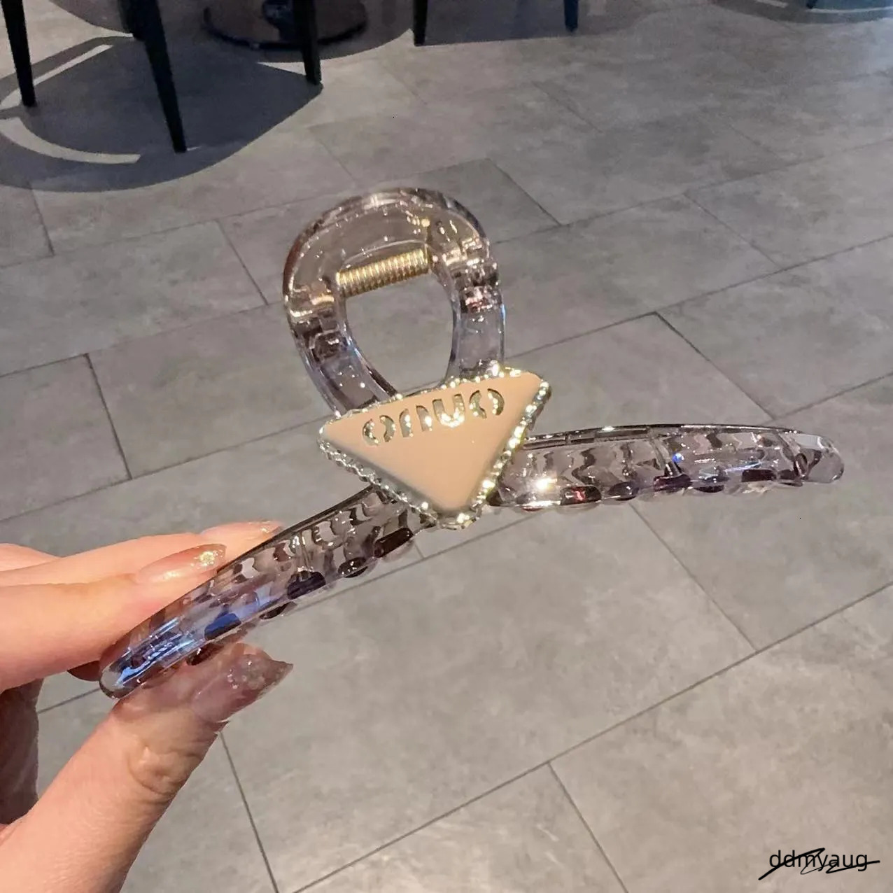 Lanjia- French Style Inverted Triangle Letter Jelly Color Claw Women Internet Celebrity High-End Back Of Head Shark Clip Hair Accessory 250711 E7be6 d