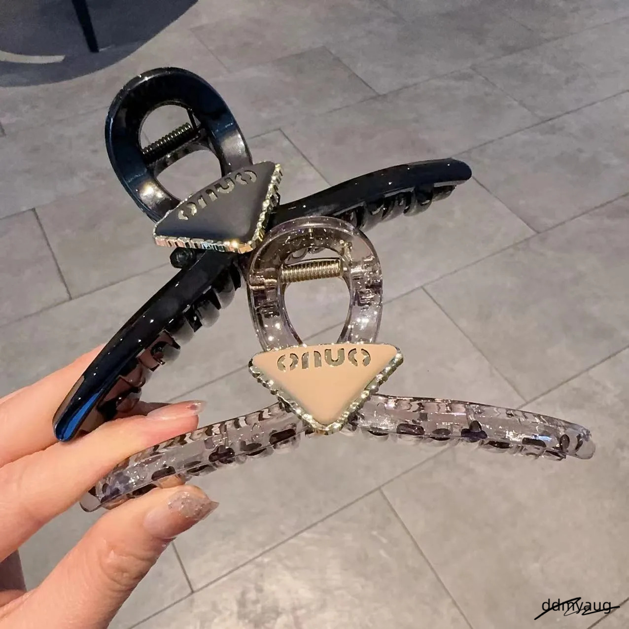 Lanjia- French Style Inverted Triangle Letter Jelly Color Claw Women Internet Celebrity High-End Back Of Head Shark Clip Hair Accessory 250711 E7be6 d