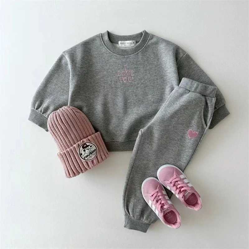 TZ2489 Korean Style Spring Autumn Childrens Clothing Set with Letter Heart Design Comfortable Sweatshirt And Sweatpants C250913