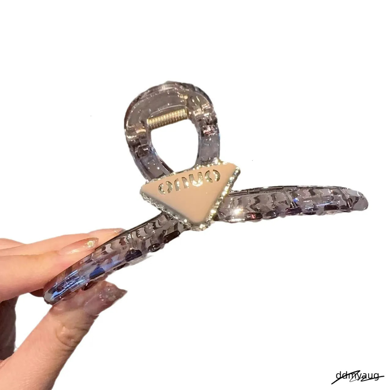 Lanjia- French Style Inverted Triangle Letter Jelly Color Claw Women Internet Celebrity High-End Back Of Head Shark Clip Hair Accessory 250711 E7be6 d