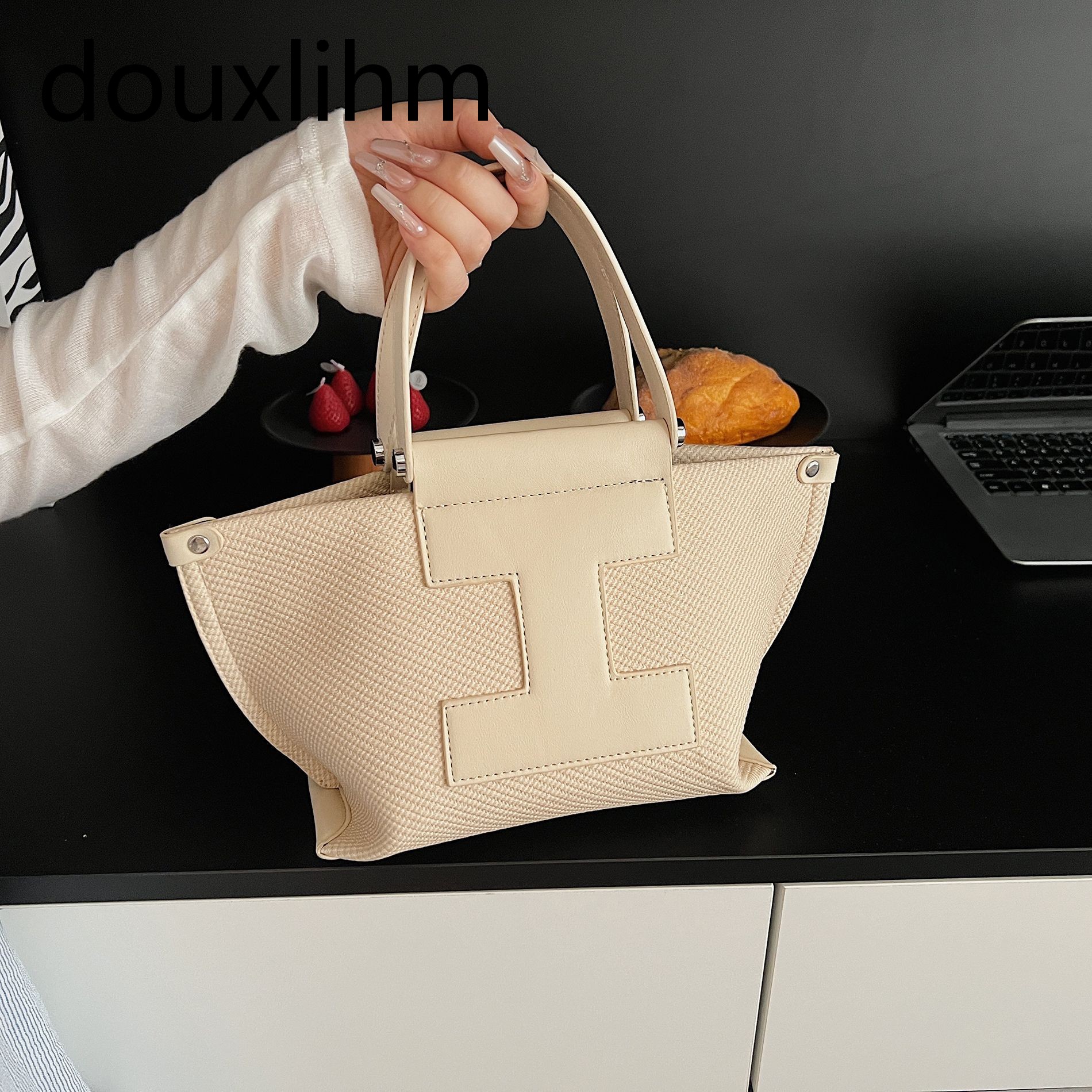 Free Shipping New Women Designer Handbag 2025 High-end Small Fragrance Style High-quality Shoulder Bag Crossbody Bag Outdoor Vacation Bag Dinner Dress