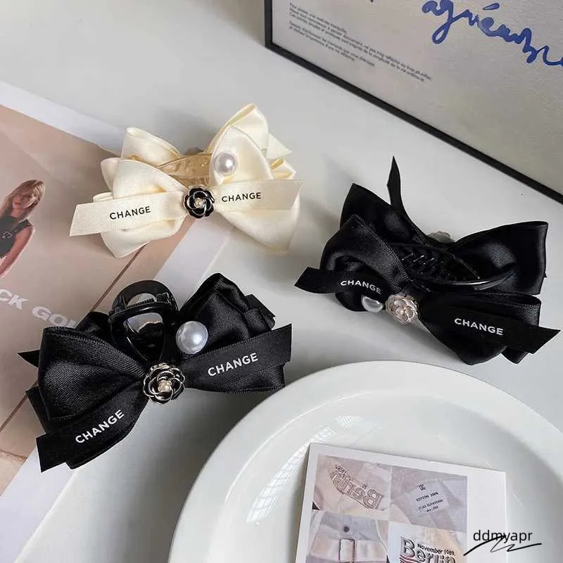 Korean Camellia Flower Pearl Fabric Bow Clips Claw Clamp Elegant Headwear Barrettes Hairpins Hair Accessories Y250808 ddmyapr