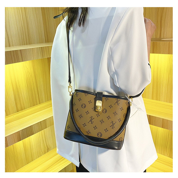 Autumn New Design Women Fashion Shoulder Bag Fashion Minimalist Premium Print Crossbody bag off-white coffee brown