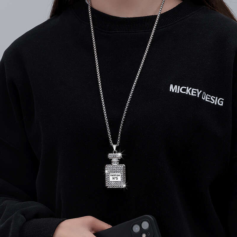 Full Dia Perfume Bottle Necklace for Women, Internet Celebrity Ins Trend, Hollow Pendant, Fashionable and Unique Sweater Chain, Sweatshirt Chain Acces