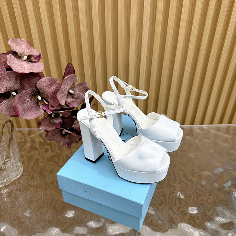 Nappa Leather Platform Sandals Designer Sandals Lambskin Enameled Metal Triangle Logo Fashion Elegant High Heels Leather Rubber Sole Designer Sandals Women