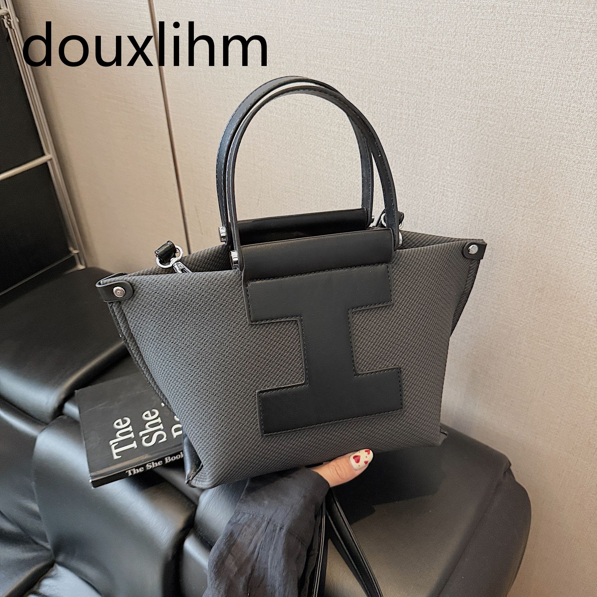 Free Shipping New Women Designer Handbag 2025 High-end Small Fragrance Style High-quality Shoulder Bag Crossbody Bag Outdoor Vacation Bag Dinner Dress