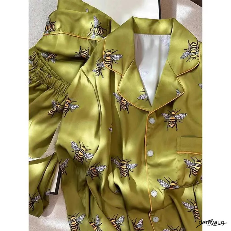 Bee Print Women's Pama Set - Faux Silk Satin 2-Piece Pyjama Long Sleeve Sleepwear For Spring/Autumn