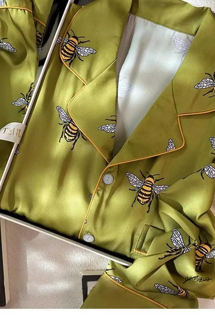 Bee Print Women's Pama Set - Faux Silk Satin 2-Piece Pyjama Long Sleeve Sleepwear For Spring/Autumn