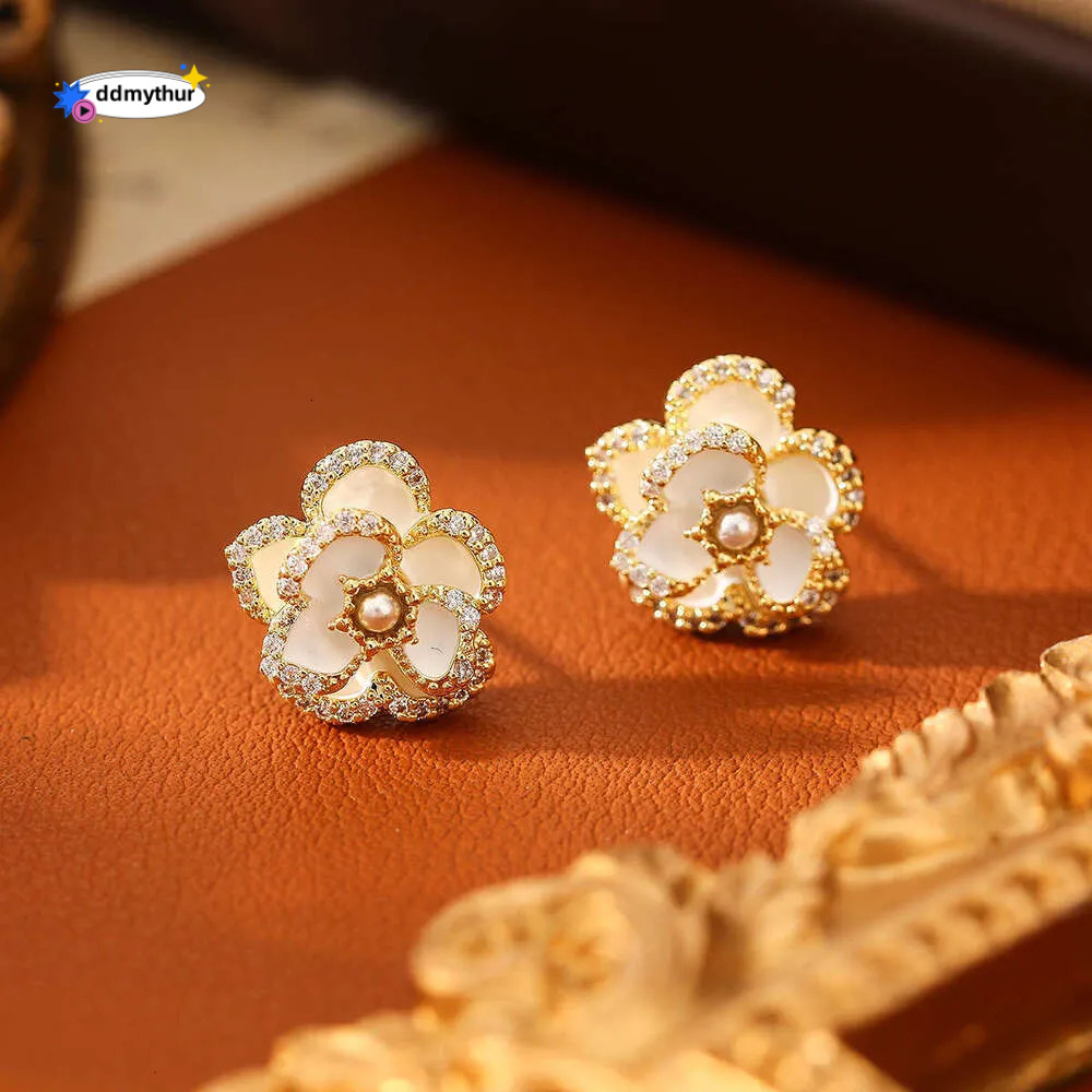 New Camellia Stud Sier Needle Niche Personality Design Earrings Elegant French Style Flower Women's Ear Jewelry ddmythur