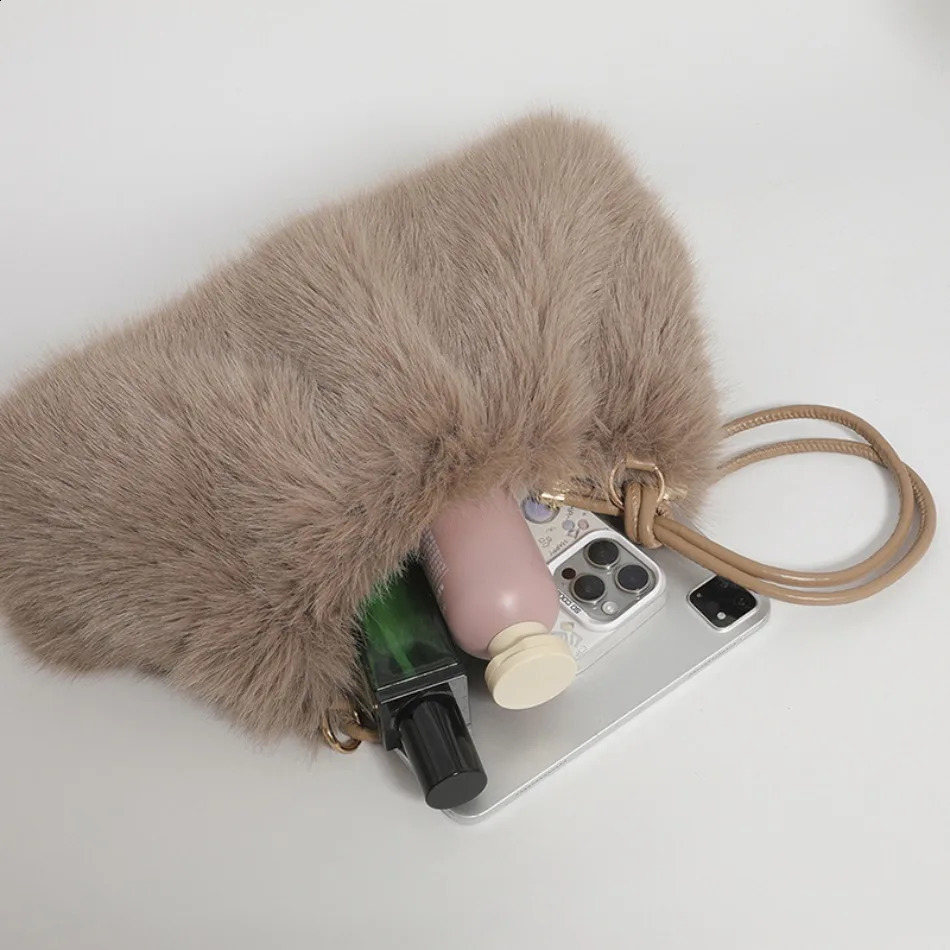 Autumn and winter sable armpit bag fashionable versatile plush shoulder bag senior sense of hand fur bags 250911