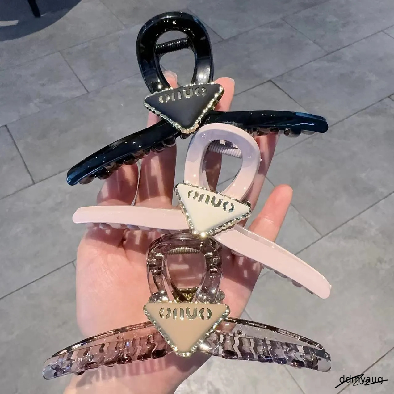 Lanjia- French Style Inverted Triangle Letter Jelly Color Claw Women Internet Celebrity High-End Back Of Head Shark Clip Hair Accessory 250711 E7be6 d