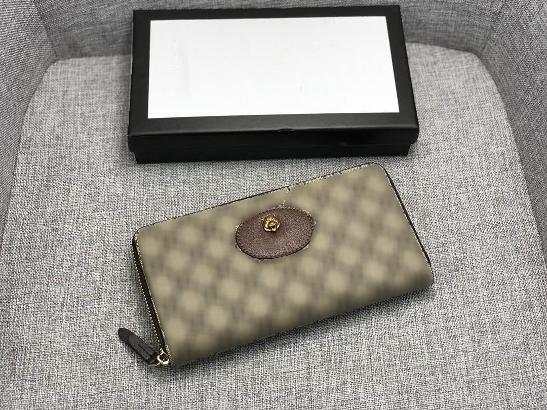 Designer wallet classic fashion card pack versatile convenient to carry can hold coins cards very convenient size suitable for carrying out more convenient