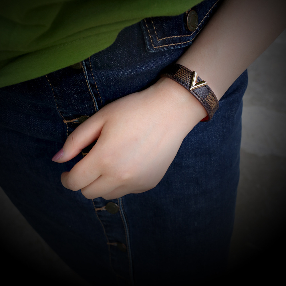 2024 Temu Unisex V-Shaped Bracelet Hot-Selling Leather Wristband Striped Versatile Accessory ddmymoon