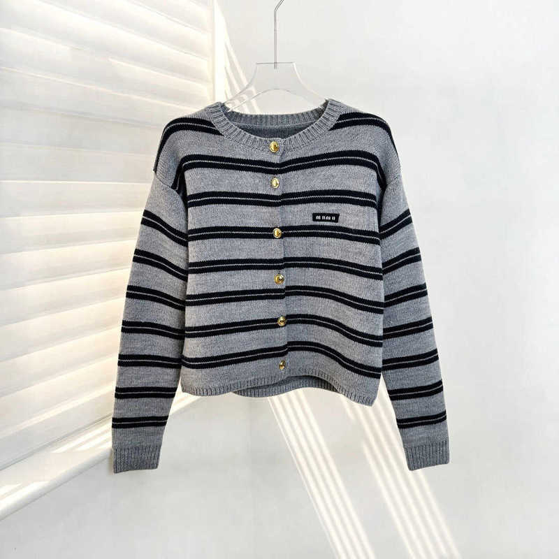 Men's Sweaters Designer 2025 Winter New M2025 Chest Micro Label Letter Versatile Slimming Round Neck Striped Long Sleeve Knitted Cardigan 5VYJ