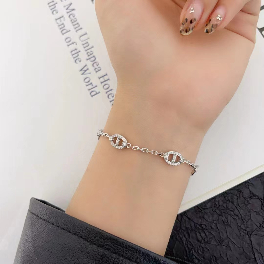 Jewellery High Quality Silver Toned Oval Motif Rhinestone Accent Bracelet for Daily Elegant Wear Gift Occasions Textured Stylish Accessory