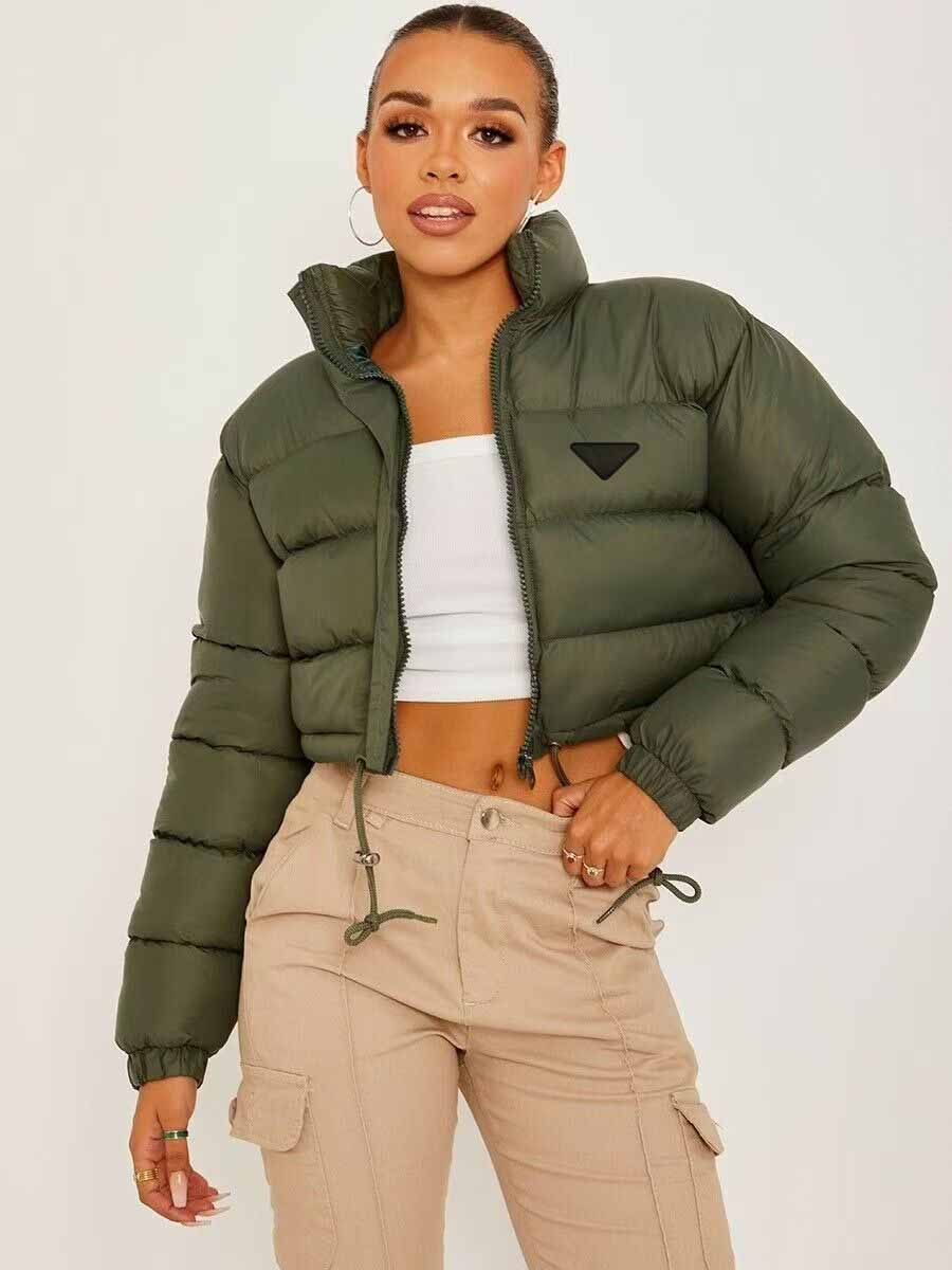 Short-length bread-style down jacket, designer original design, fluffy and warm, perfect for petite frames, boosts height and slimness, an essential winter accessory.