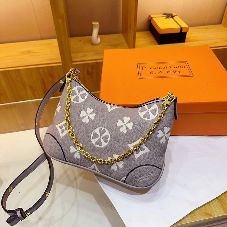 This is a new French exquisite Instagram-patterned croissant bag designed by a designer. It features a chain underarm bag with a high level of appeara