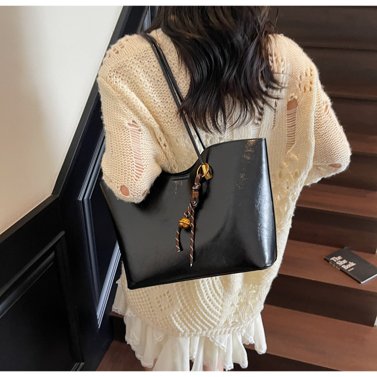 New vintage large capacity handbag for women s shoulder bag autumn new designer bag shiny pleated women s armpit tote bag versatile commuting bag