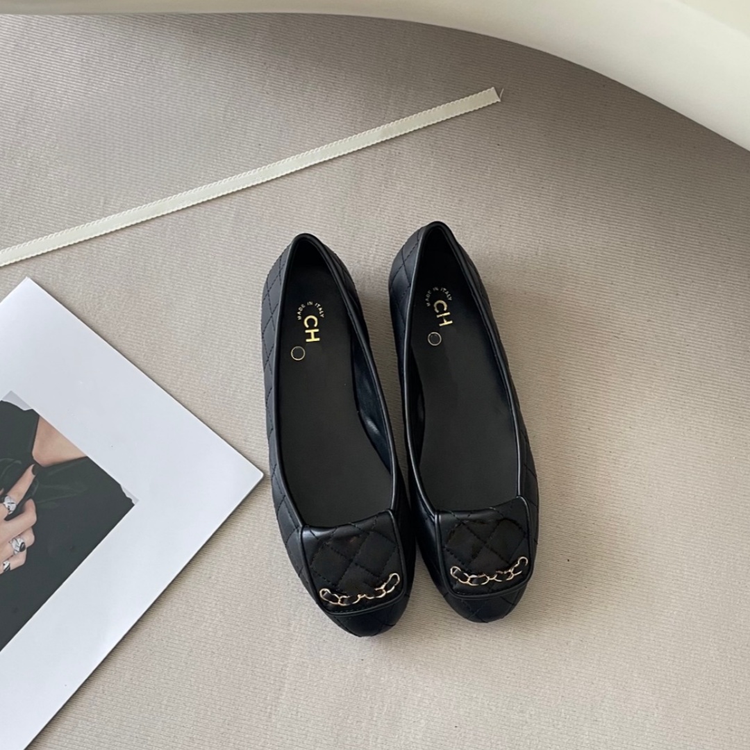 Paris designer shoes women's 2025 ballet flats for fall stylish and casual shoes with metal CC fastening on the upper luxury ballet shoes with exquisite decoration