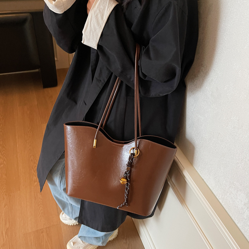 New vintage large capacity handbag for women s shoulder bag autumn new designer bag shiny pleated women s armpit tote bag versatile commuting bag