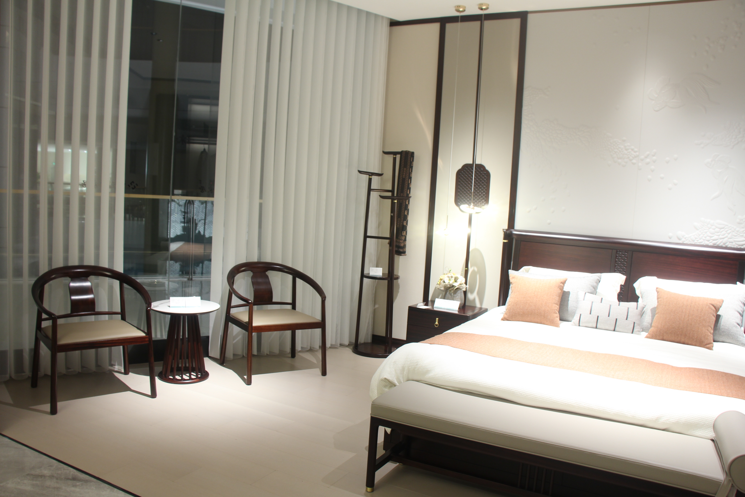 Zhong zhixin Luxury design The Chinese-style large bed is crafted from solid wood with exquisite workmanship