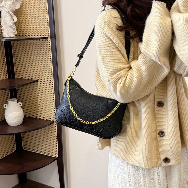 This is a new French exquisite Instagram-patterned croissant bag designed by a designer. It features a chain underarm bag with a high level of appeara