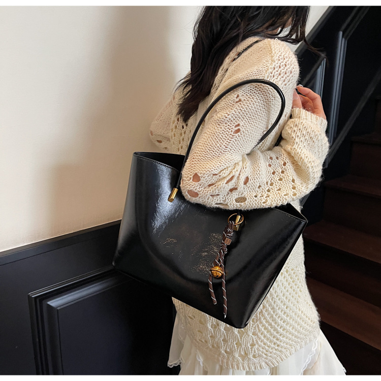 New vintage large capacity handbag for women s shoulder bag autumn new designer bag shiny pleated women s armpit tote bag versatile commuting bag