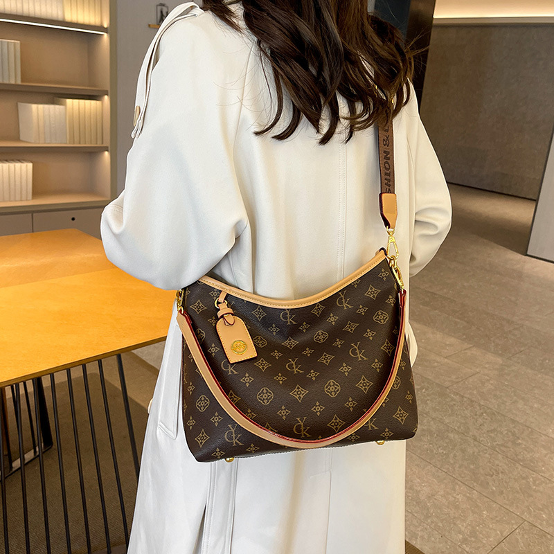 Designer's new large capacity commuter tote bag for women's new fashion shoulder under the arm bag atmospheric crossbody bag