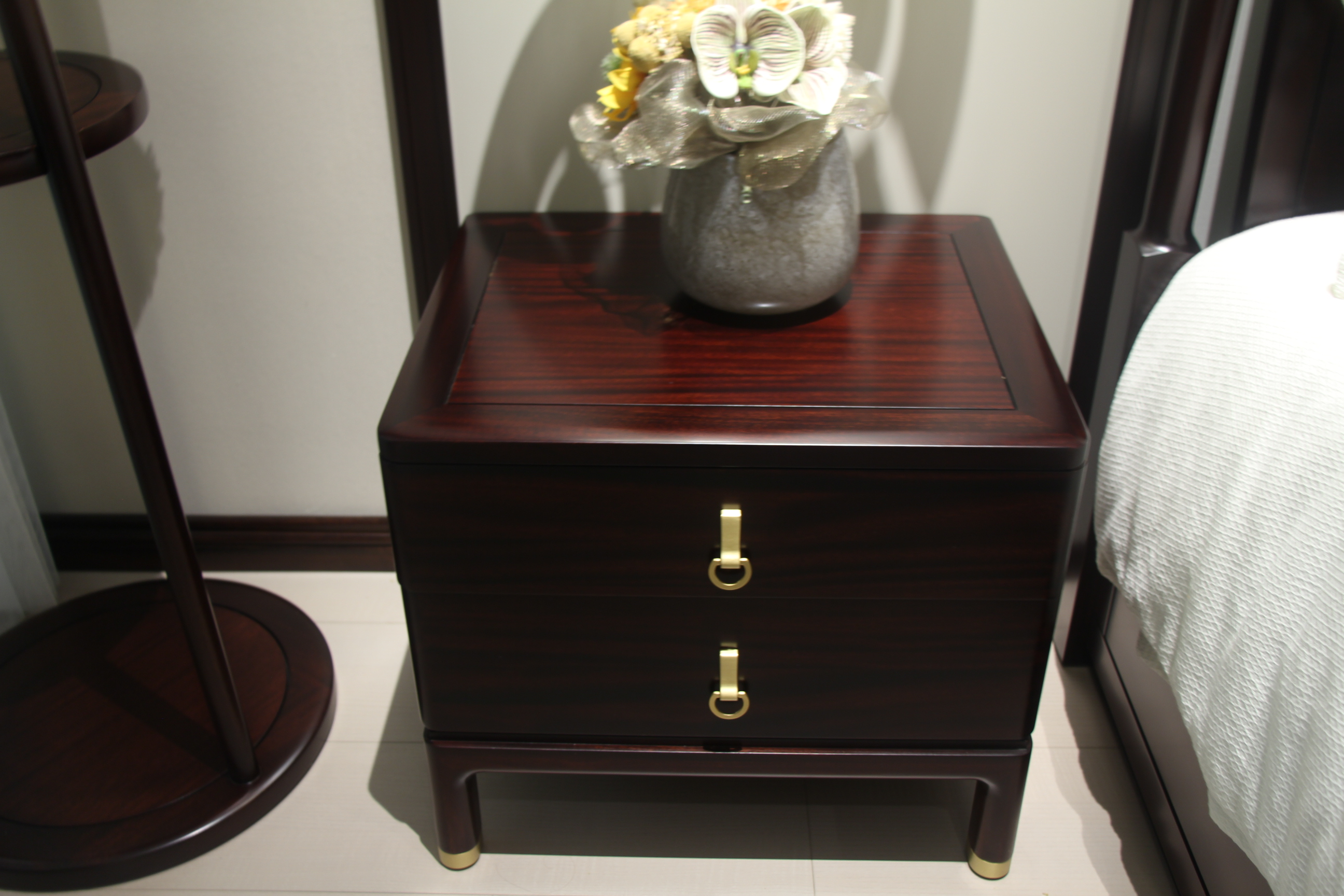 Zhong zhixin Luxury design The Chinese-style large bed is crafted from solid wood with exquisite workmanship
