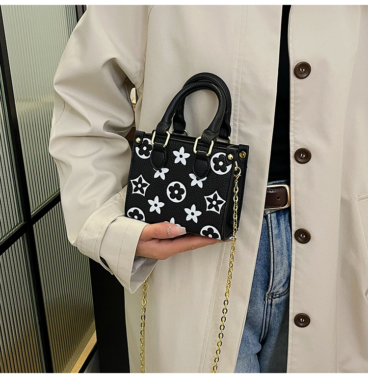 Designer Bags 2025 Spring/Summer New Small square Bag, Fashionable printed hand-held Ladies' bag, Stylish Star Chain bag free shipping