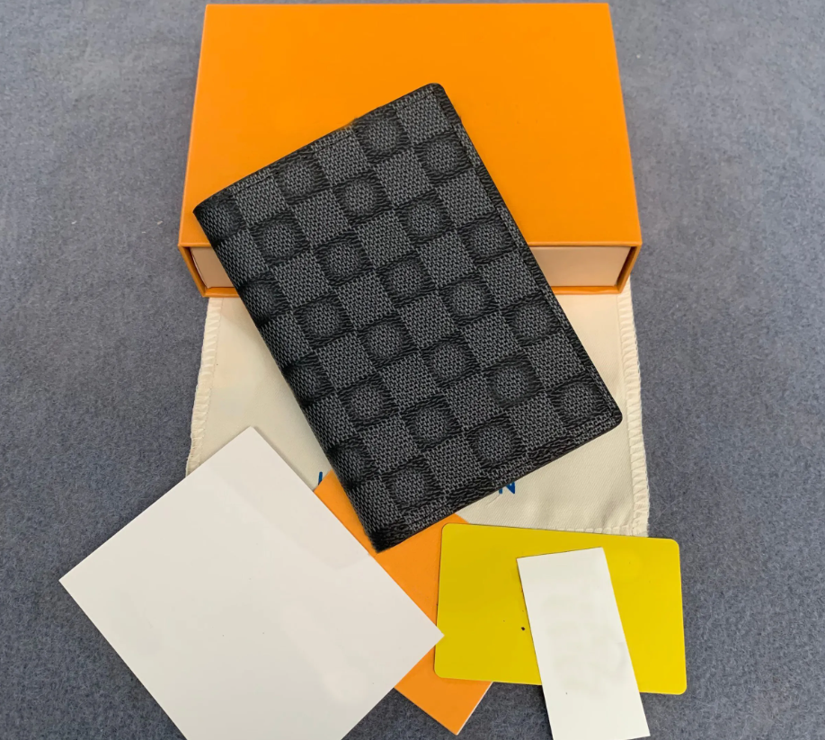 PASSPORT COVER Womens Fashion Passport Protection Case Trendy Credit Card Holder Mens Wallet Brown Iconic Canvas COUVERTURE PASSEPORT m7856