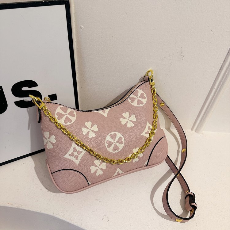 This is a new French exquisite Instagram-patterned croissant bag designed by a designer. It features a chain underarm bag with a high level of appeara