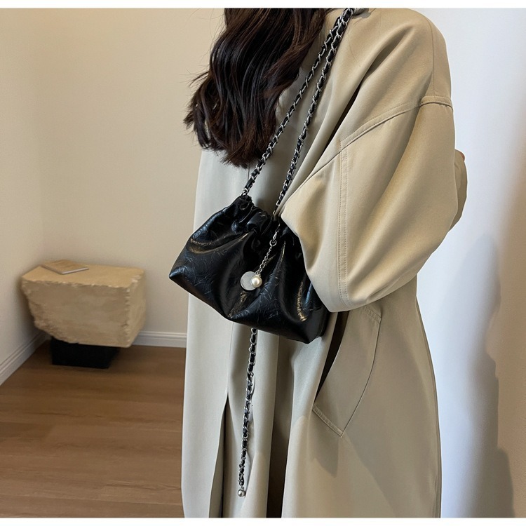 Trendy and fashionable design women s shoulder bag niche women s crossbody bag new drawstring bucket bag autumn new designer bag pleated cloud bag