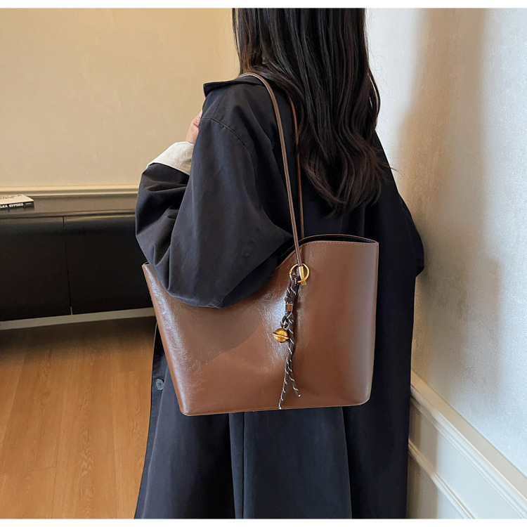 New vintage large capacity handbag for women s shoulder bag autumn new designer bag shiny pleated women s armpit tote bag versatile commuting bag