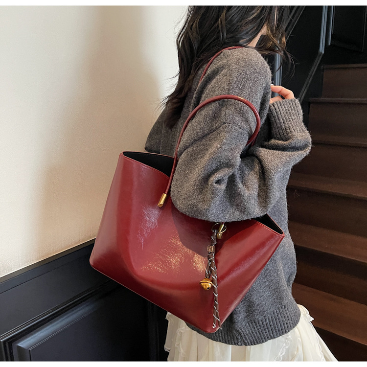 New vintage large capacity handbag for women s shoulder bag autumn new designer bag shiny pleated women s armpit tote bag versatile commuting bag