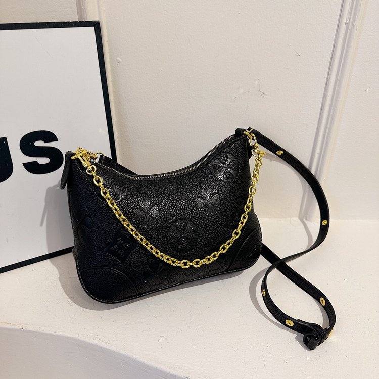 This is a new French exquisite Instagram-patterned croissant bag designed by a designer. It features a chain underarm bag with a high level of appeara