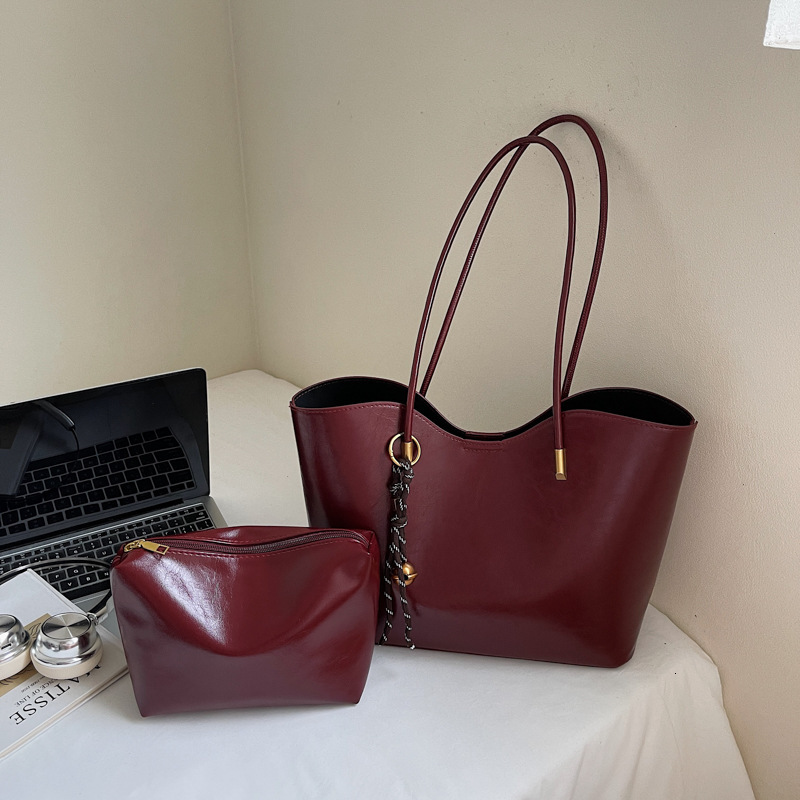 New vintage large capacity handbag for women s shoulder bag autumn new designer bag shiny pleated women s armpit tote bag versatile commuting bag